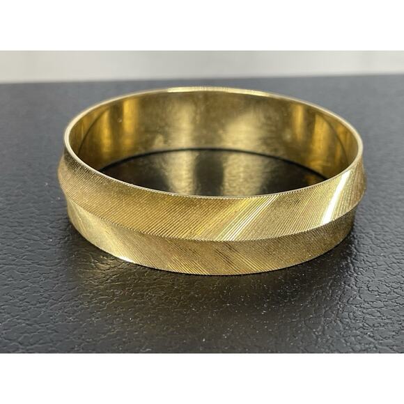 Vintage Monet Gold Tone Feather Chevron Design Bangle Bracelet Signed - Picture 2 of 6